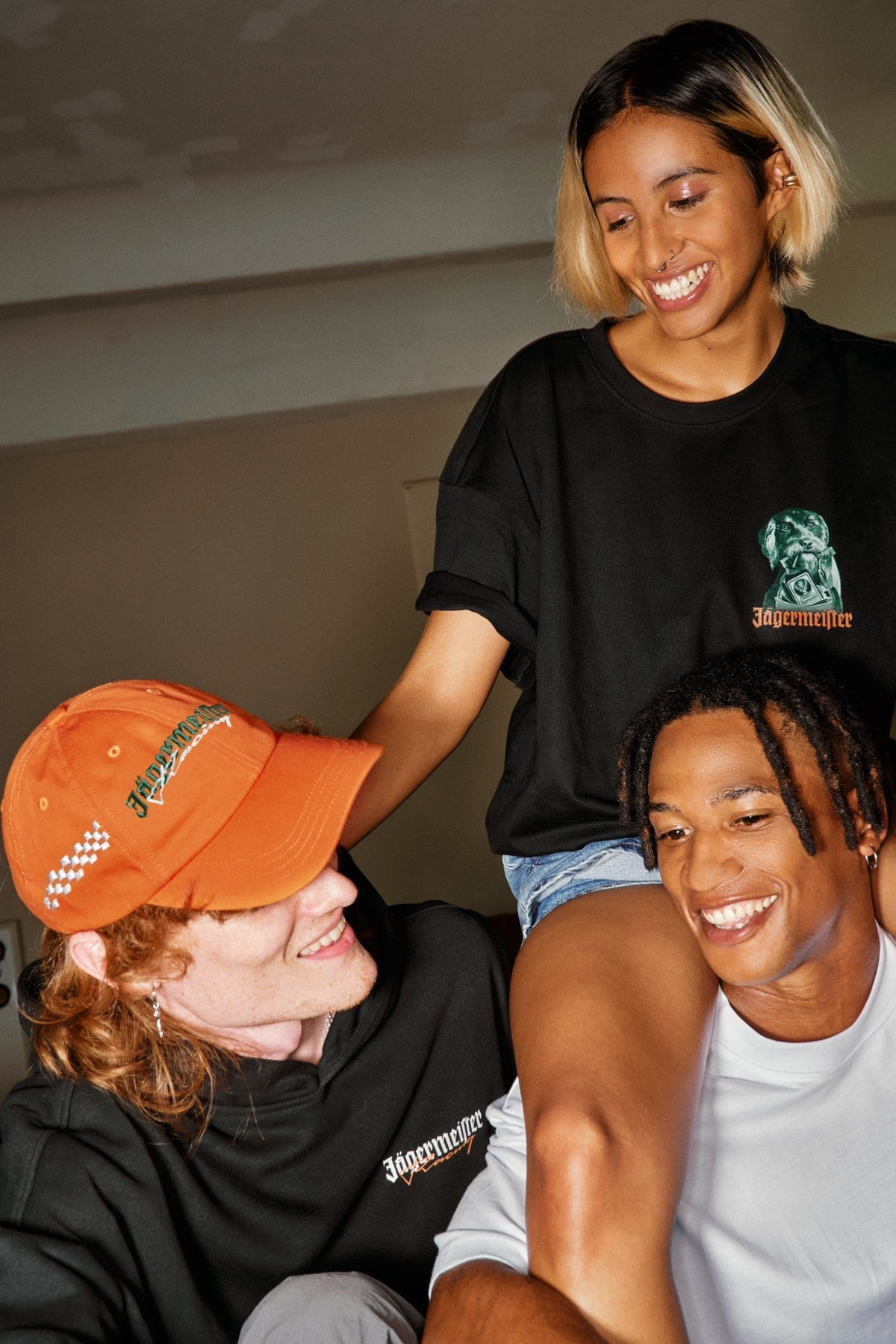Jägermeister-merchandise gedragen in een casual binnenomgeving, met branded kleding en accessoires.