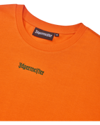 Oranje cropped tee met groen Jägermeister-logo.
