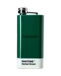 Groene drinkfles met 'Jägermeifter' en 'Pantone Herbal Green' tekst op een witte achtergrond