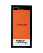 Jägermeister-flacondoos met 'PANTONE Culture Orange'-label op een witte achtergrond