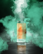 Jägermeister-fles met Pantone-kleurlabel, omringd door groene rook op een donkere achtergrond