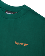 Groen Jägermeister T-shirt met een oranje Jägermeister-woordmerk op de borst.