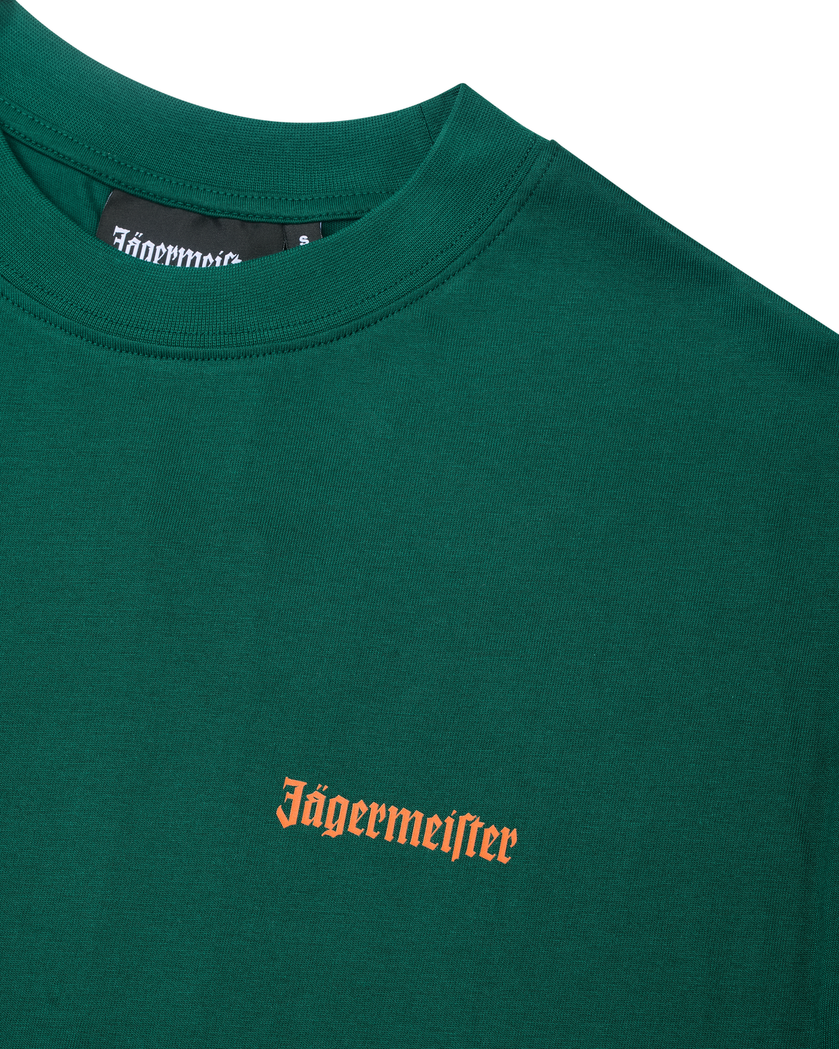 Groen Jägermeister T-shirt met een oranje Jägermeister-woordmerk op de borst.