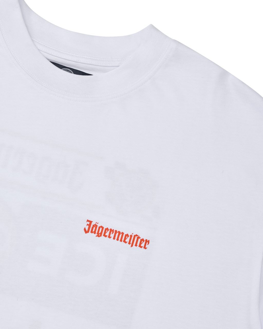 Wit Jägermeister T-shirt met een oranje Jägermeister-woordmerk op de borst.