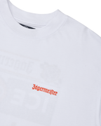 Wit Jägermeister T-shirt met een oranje Jägermeister-woordmerk op de borst.