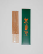 Wierookstokjes met een groene doos met 'Jägermeister'-branding op een witte achtergrond