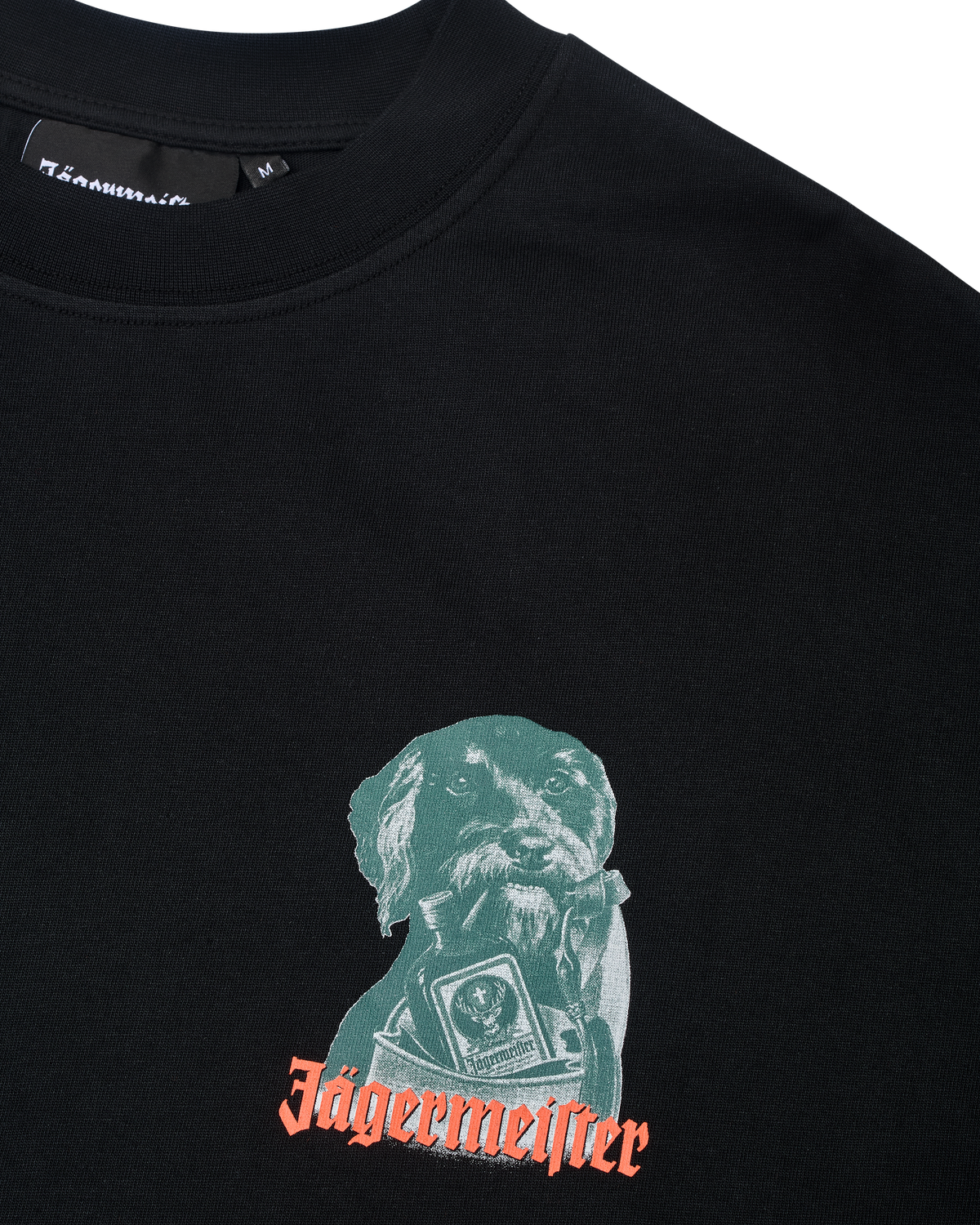 Zwart Jägermeister T-shirt met een klein logo van een hond op de borst.