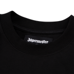 Close-up van de kraag van een zwart Jägermeister-T-shirt met een geweven Jägermeister-logolabel aan de binnenkant van de halslijn.