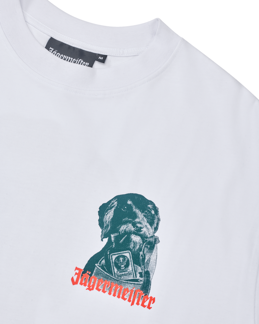 Wit T-shirt met een afbeelding van een hond en 'Jägermeister'-tekst op een witte achtergrond