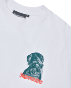 Wit T-shirt met een afbeelding van een hond en 'Jägermeister'-tekst op een witte achtergrond