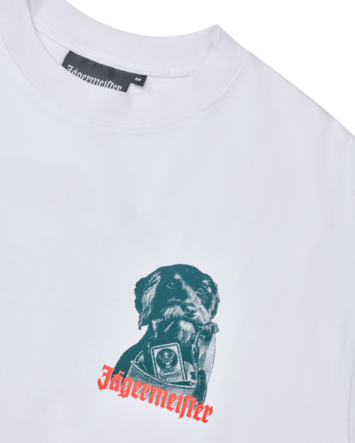 Wit T-shirt met een afbeelding van een hond en 'Jägermeister'-tekst op een witte achtergrond
