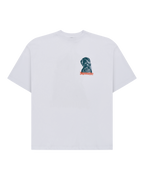 Wit T-shirt met een grafisch ontwerp op de borst tegen een witte achtergrond