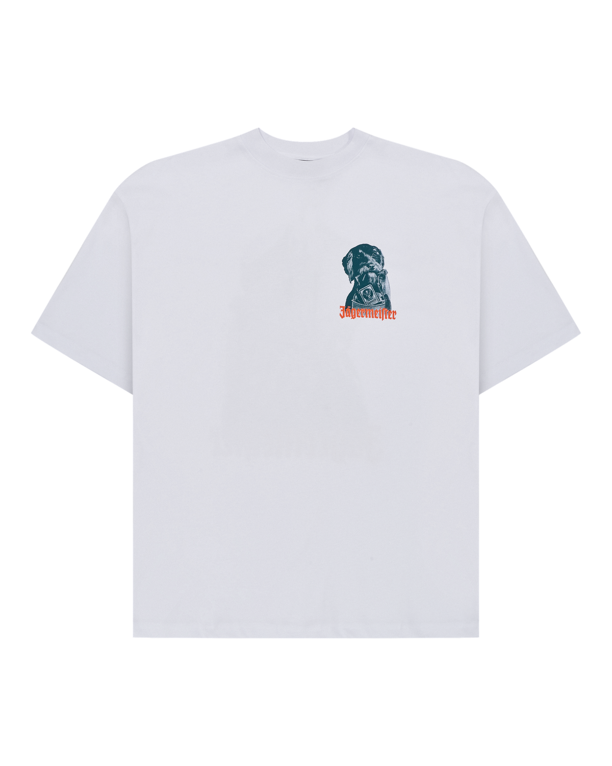 Wit T-shirt met een grafisch ontwerp op de borst tegen een witte achtergrond