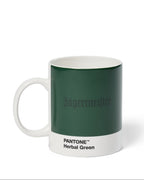 Cană Jägermeister cu eșantion de culoare Pantone Herbal Green pe fundal alb