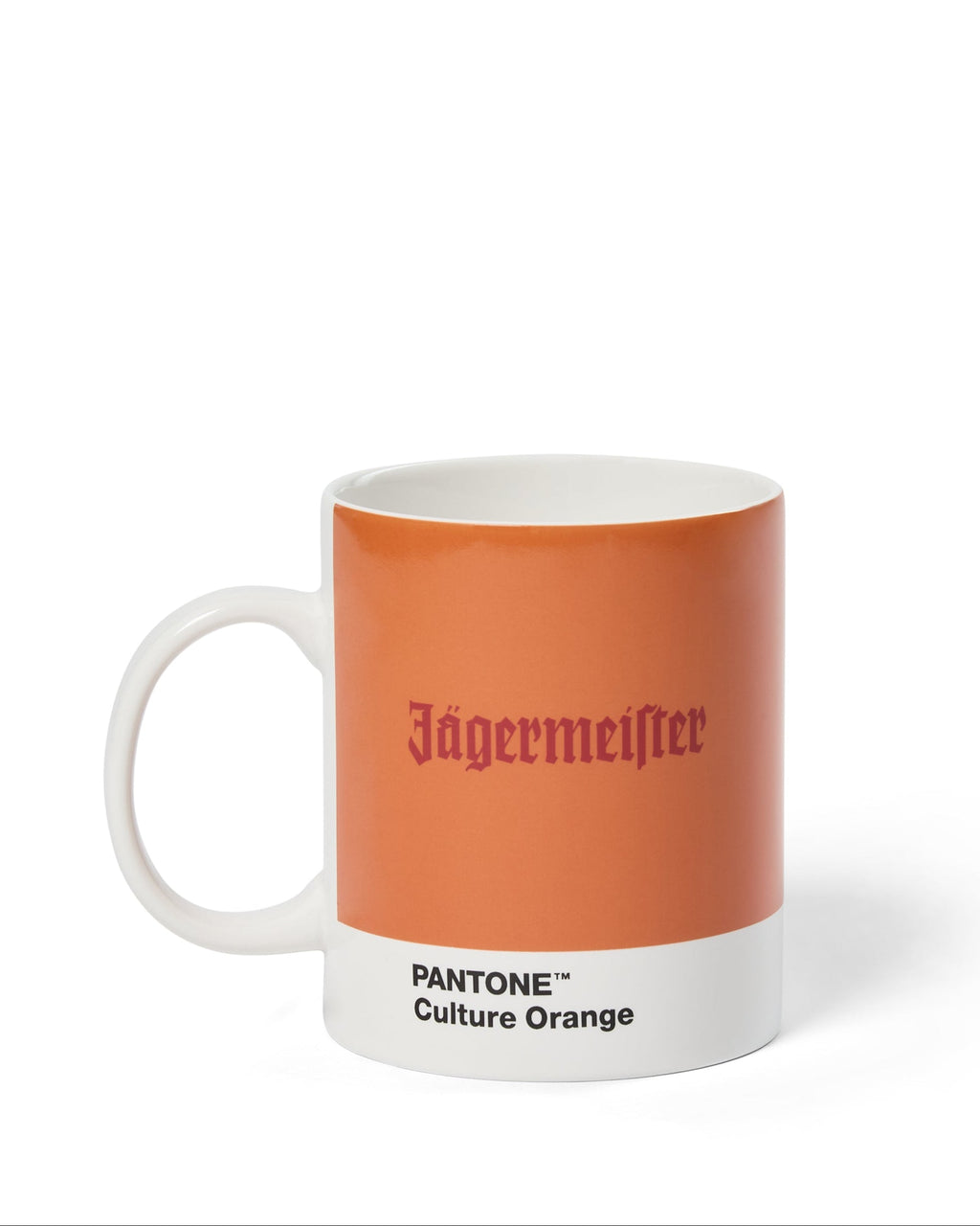 Cană portocalie cu branding Jägermeister și eșantion de culoare Pantone pe fundal alb