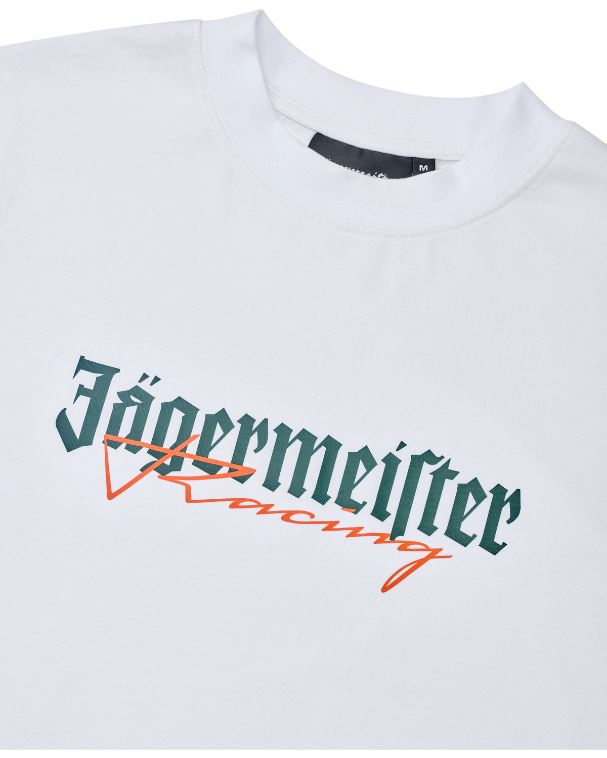 Wit Jägermeister Racing T-shirt met groen en oranje logo.